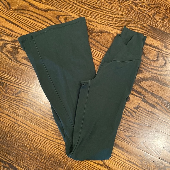 OFFLINE By Aerie Real Me High Waisted Crossover Flare Legging XS SHORT - Picture 1 of 8
